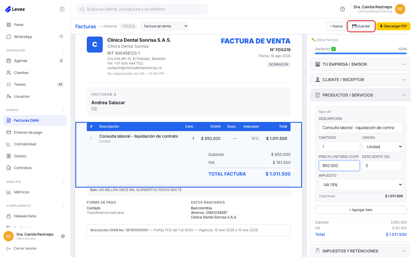 Vista previa de la factura completa con los datos del emisor, cliente y totales, y el botón Guardar resaltado